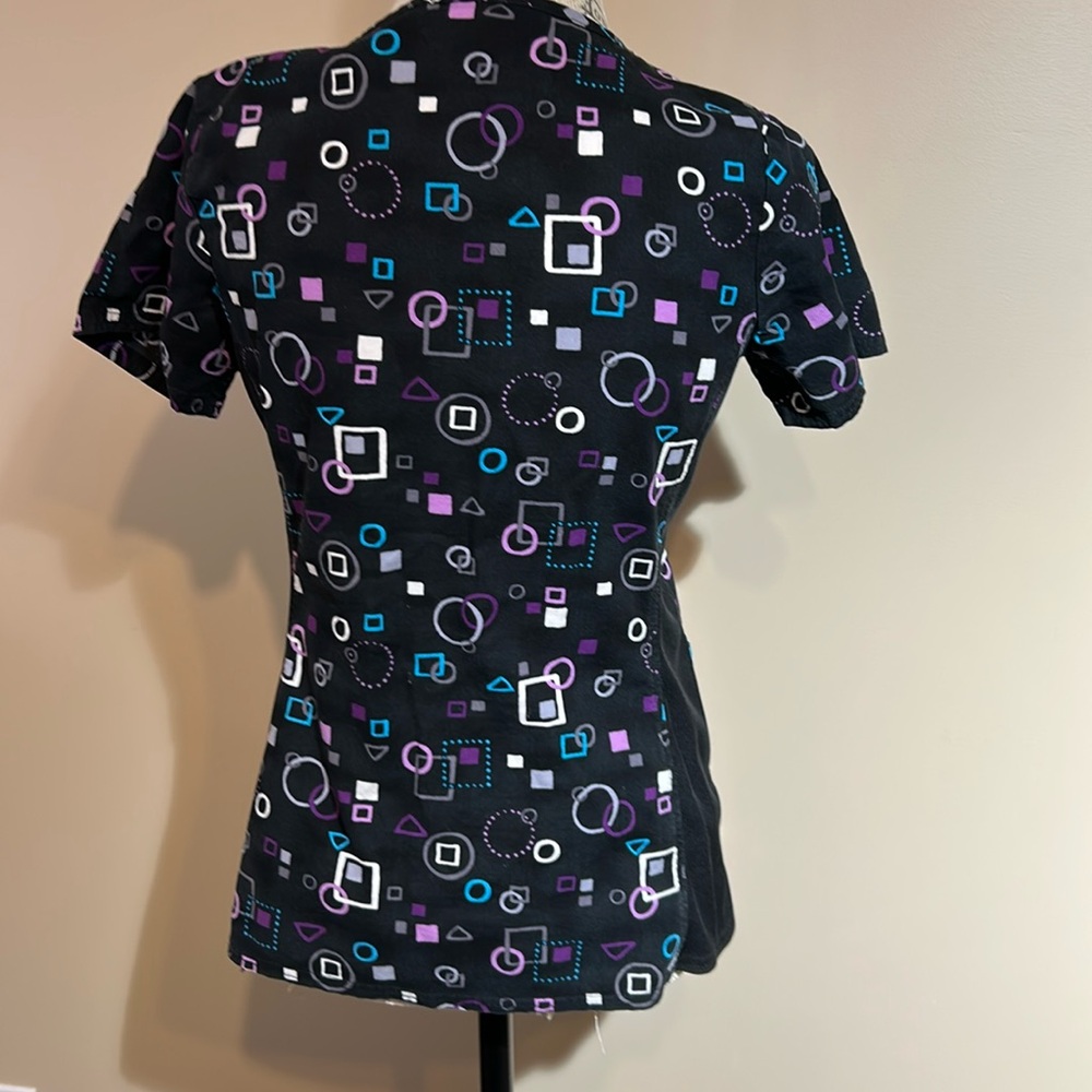 Geometric Pattern Scrub Top - Picture 6 of 8